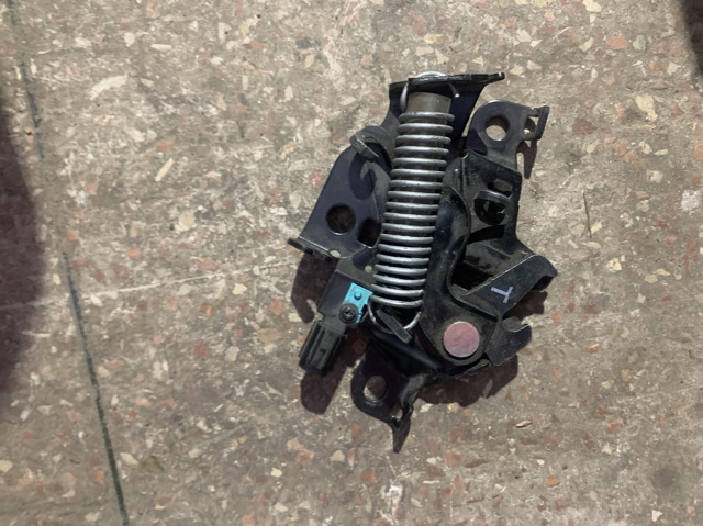 Запор капота (замок и привод замка капота) 5351047102 TOYOTA