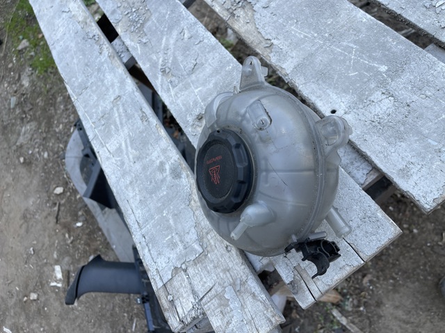 Бачок системы охлаждения двигателя расширительный 5QM121407E VAG
