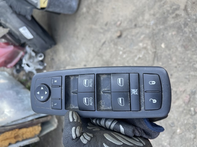 Кнопки переднего левого стекло подъёмника 68271206AB CHRYSLER