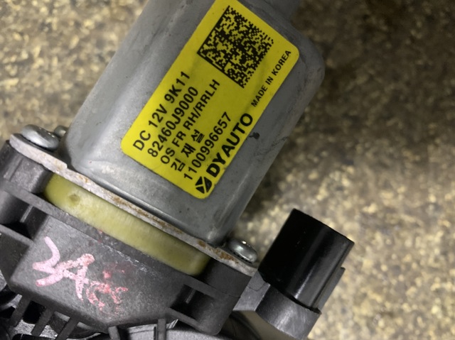 Мотор стеклоподъемника двери передней, правой 82460J9000 HYUNDAI