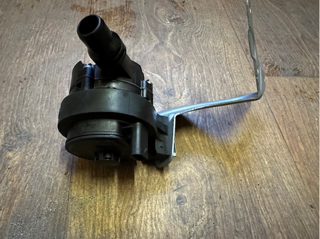 Водяной насос охлаждения электро дополнительный 11518671654 BMW