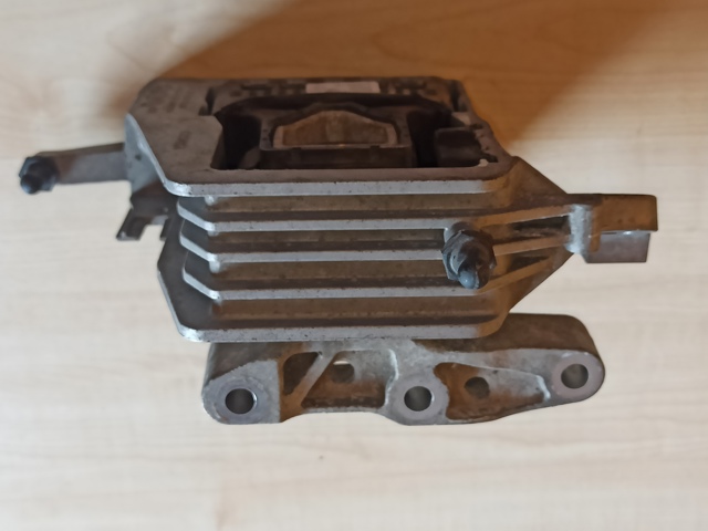 Правая опора ДВС 22118743621 BMW