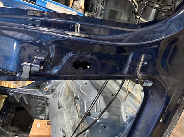 Петля задней правой двери 41007495992 BMW