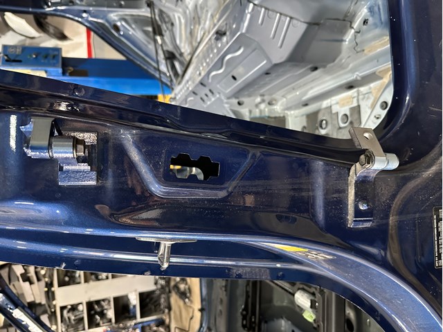Петля задней двери, левой 41007495993 BMW