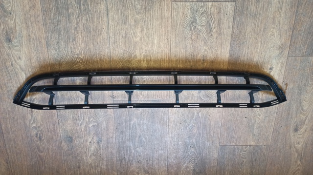 Решетка бампера переднего центральная 51117399898 BMW