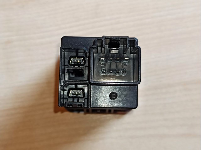 CHRYSLER 5XG28DX9AC USB-разветвитель в наличии Черкассы