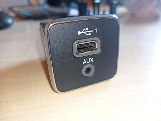 USB-разветвитель 5XG28DX9AD CHRYSLER