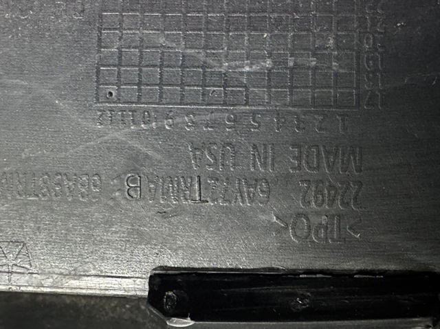 Клык заднего бампера правый 68407902AA CHRYSLER
