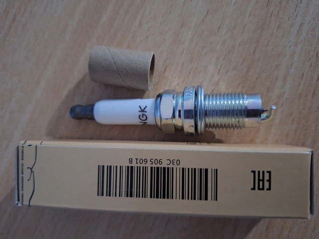 Свеча зажигания 03C905601A VAG