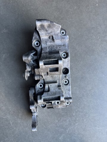 Кронштейн компрессора кондиционера 11168506863 BMW