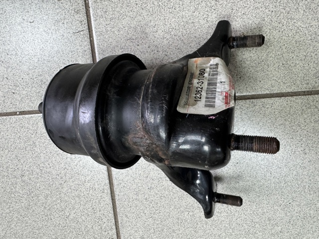 Правая опора двигателя 1236231080 TOYOTA