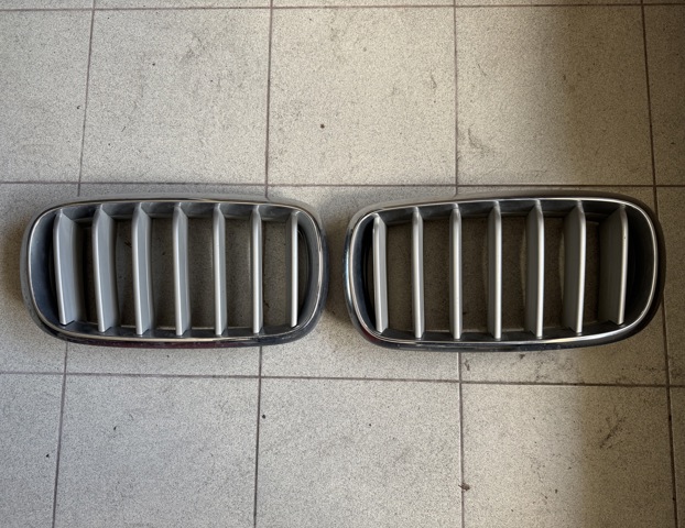 Решетка радиатора правая 51117303108 BMW