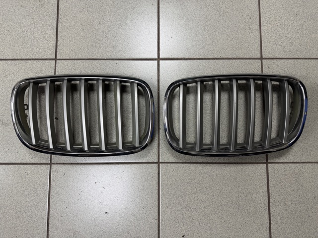 Решетка радиатора правая 51137185224 BMW