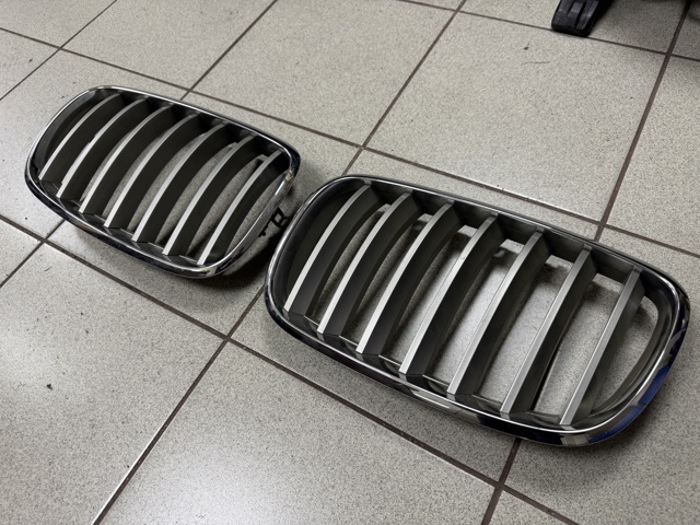 51137185224 BMW Решетка радиатора правая купить в Киев