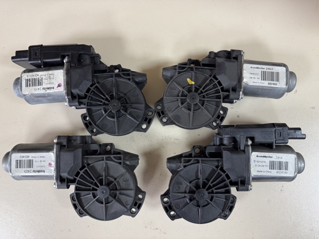 Мотор стеклоподъемника водительской двери 824502T010 HYUNDAI