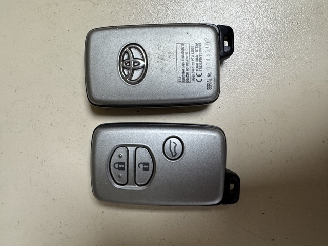 Брелок управления сигнализацией 8990460540 TOYOTA