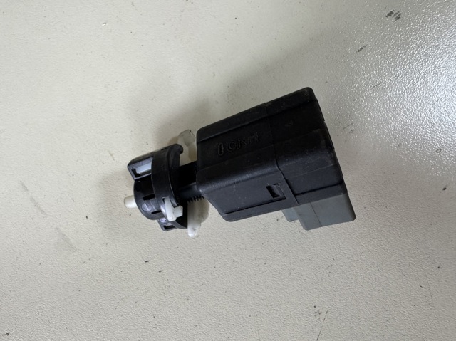 HYUNDAI 938103S000 Датчик включения стопсигнала в наличии Павлоград