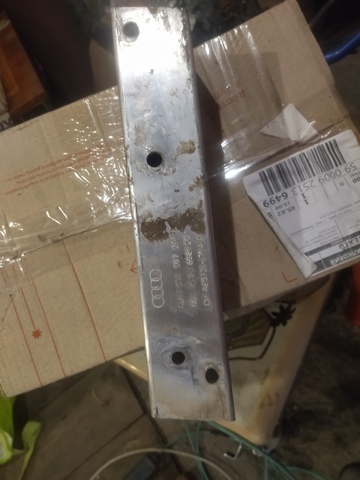 8R0807331C VAG Кронштейн усилителя заднего бампера купить в Чернигов