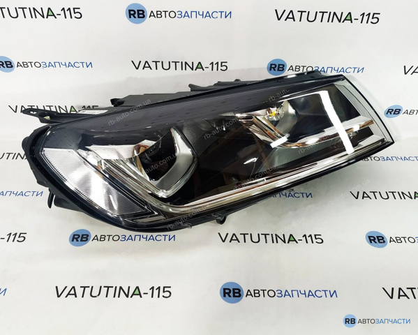 Правая блок фара 1EL011937421 HELLA