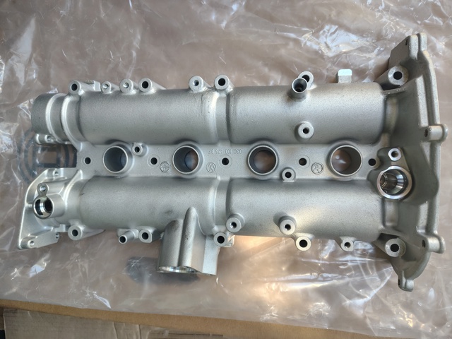 Крышка клапанов 03C103475BF VAG