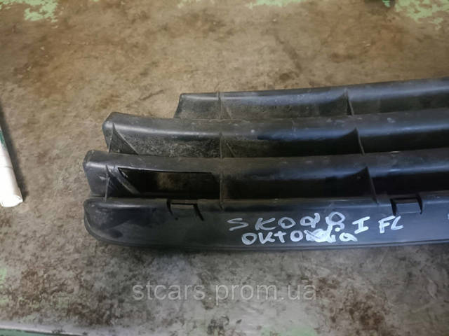 1U0807368B VAG Решетка бампера переднего правая купить в Киев
