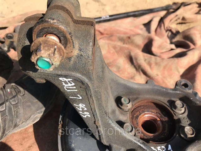 NISSAN 400154BA0A Цапфа передняя левая в наличии Черновцы