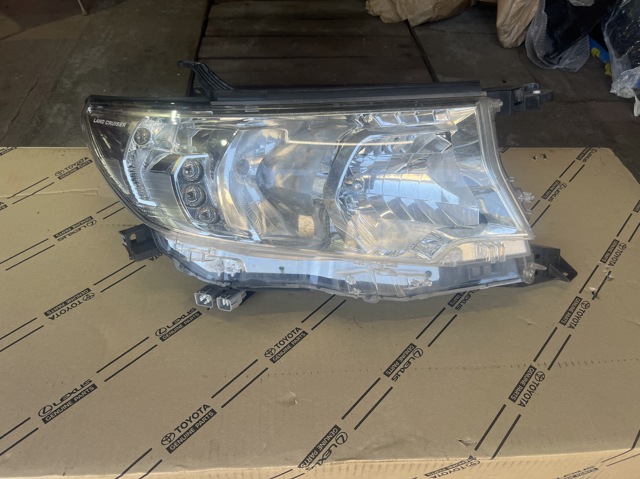 Фара правая 8113060N10 TOYOTA