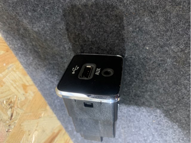 USB-разветвитель 5XG28DX9AD CHRYSLER