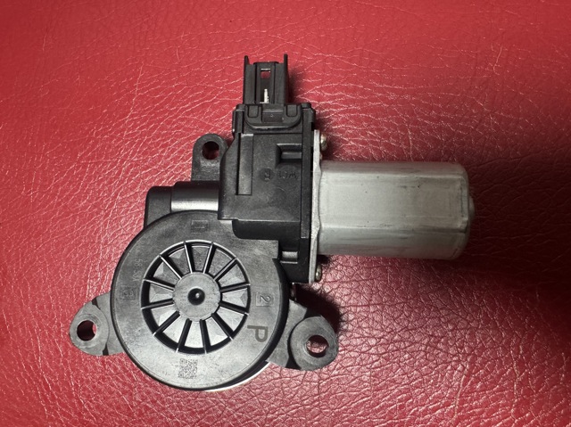 Мотор стеклоподъемника двери передней, правой B45C5858X MAZDA