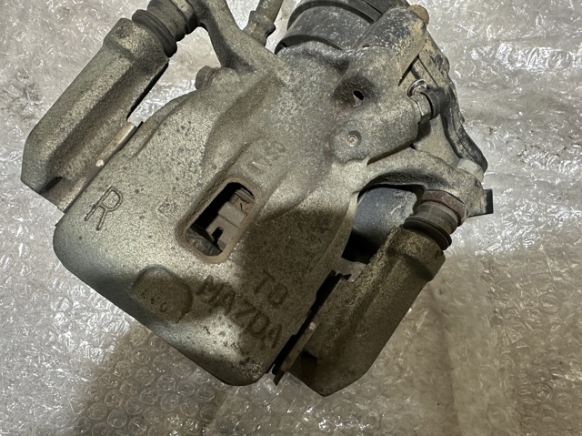 Задний правый суппорт KAY02661XA MAZDA