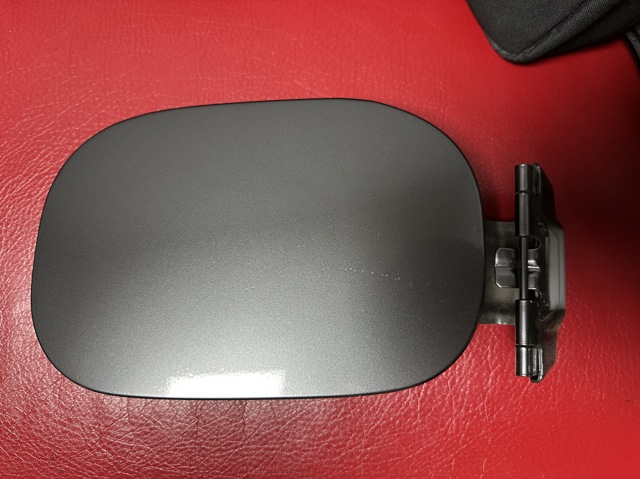 Лючок (дверца) бензобака KB7W42410 MAZDA