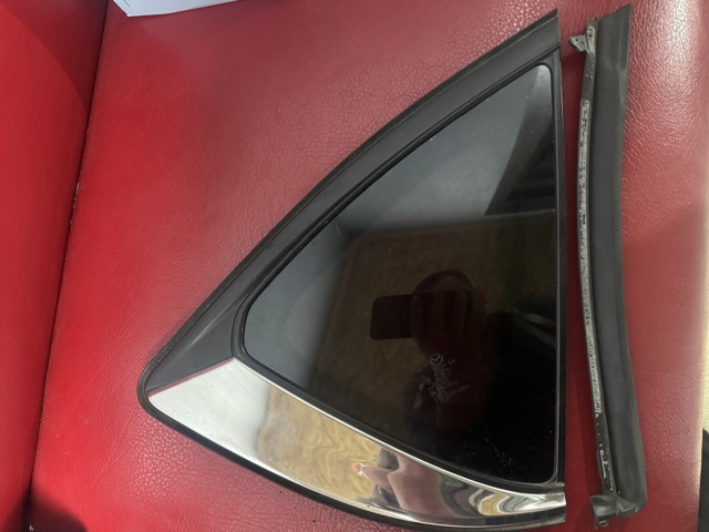 Стекло кузова/багажного отсека, правое KB7W62950A MAZDA