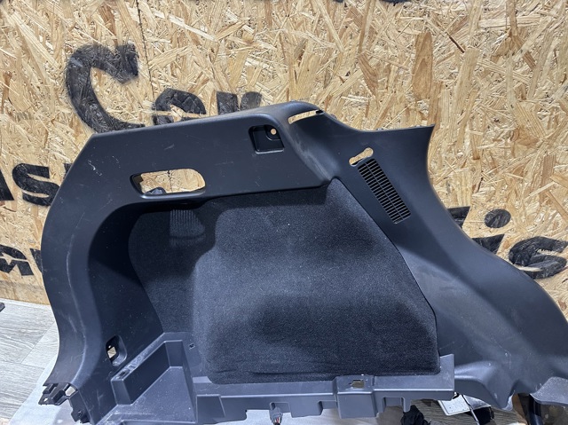 Облицовка багажного отсека, левая KB7W68870A02 MAZDA