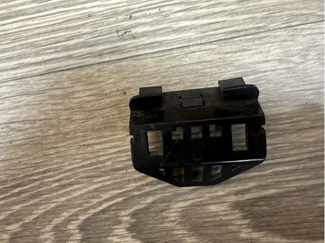 Кронштейн бампера заднего, центральный KD5350251 MAZDA