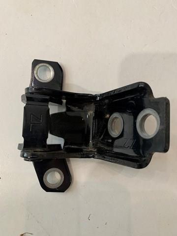 Петля задней двери, правой KD5372240A MAZDA