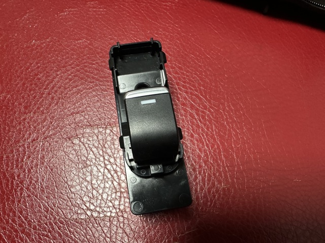 Кнопки переднего правого стеклоподъемника KG2C66370 MAZDA
