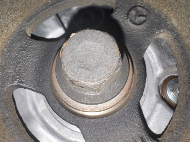 Болт шкива коленвала PE0111406 MAZDA