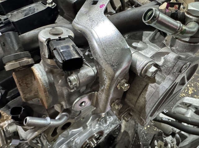 Кронштейн топливного насоса ТНВД PYFA10190B MAZDA