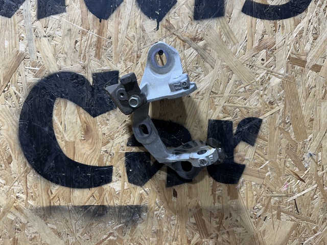Кронштейн подушки коробки передач TK783908YC MAZDA