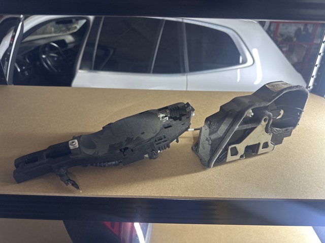 Замок передней левой двери 51217283627 BMW
