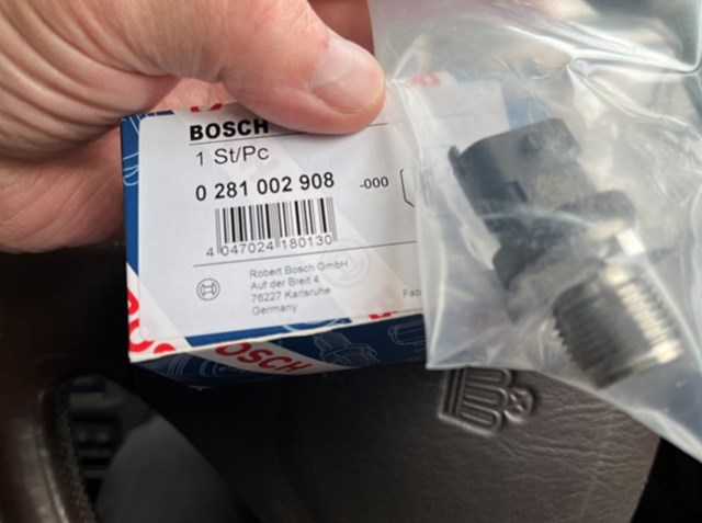 Датчик давления топлива 0281002908 BOSCH
