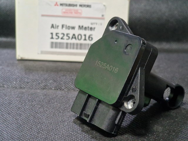 Датчик массового расхода воздуха 1525A016 MITSUBISHI