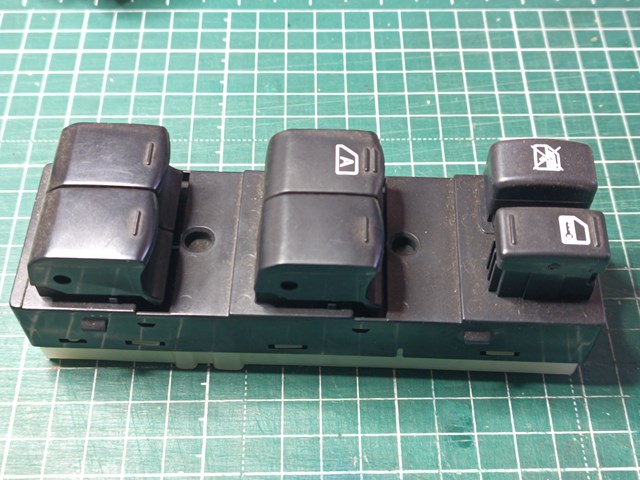 Кнопки переднего левого стеклоподъёмника 25401EA003 NISSAN