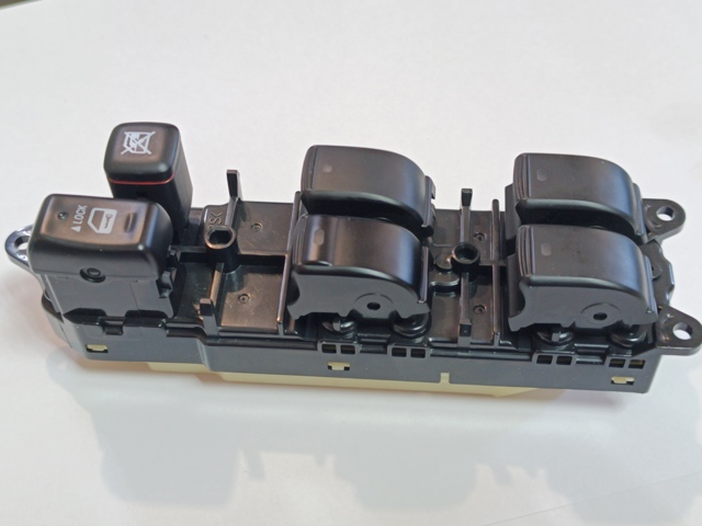Кнопки переднего левого стекло подъемника 8404060091 TOYOTA