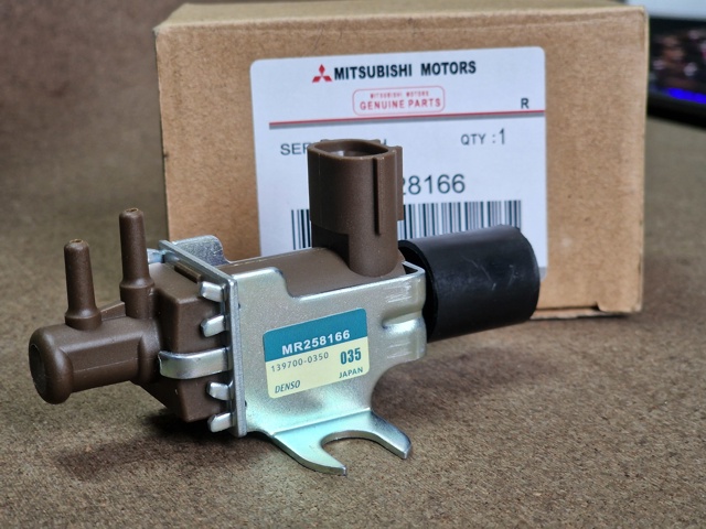 Клапан соленоид регулирования заслонки EGR MR258166 MITSUBISHI