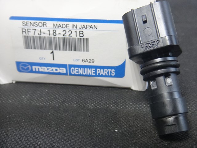 Датчик коленвала RF7J18221B MAZDA