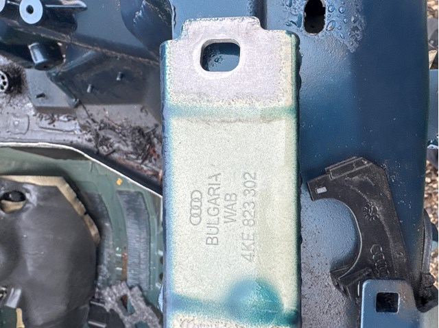 Шарнир капота правый 4KE823302 VAG