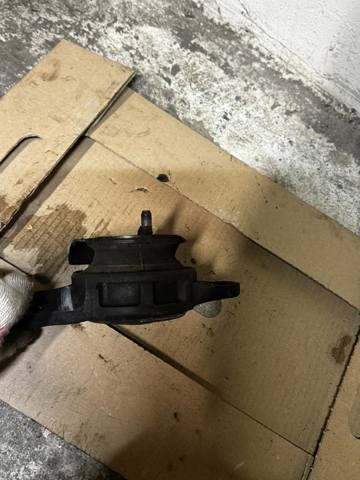 Левая опора двигателя 41022AG240 SUBARU