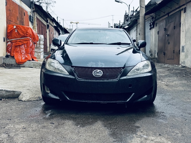 Бампер на авто Lexus IS