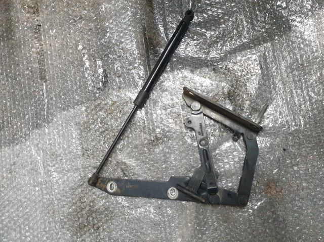Шарнир капота левый BKB780031 LAND ROVER